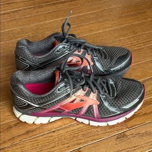 Brooks GTS 17 Women's Grey and Pink Athletic sneakers